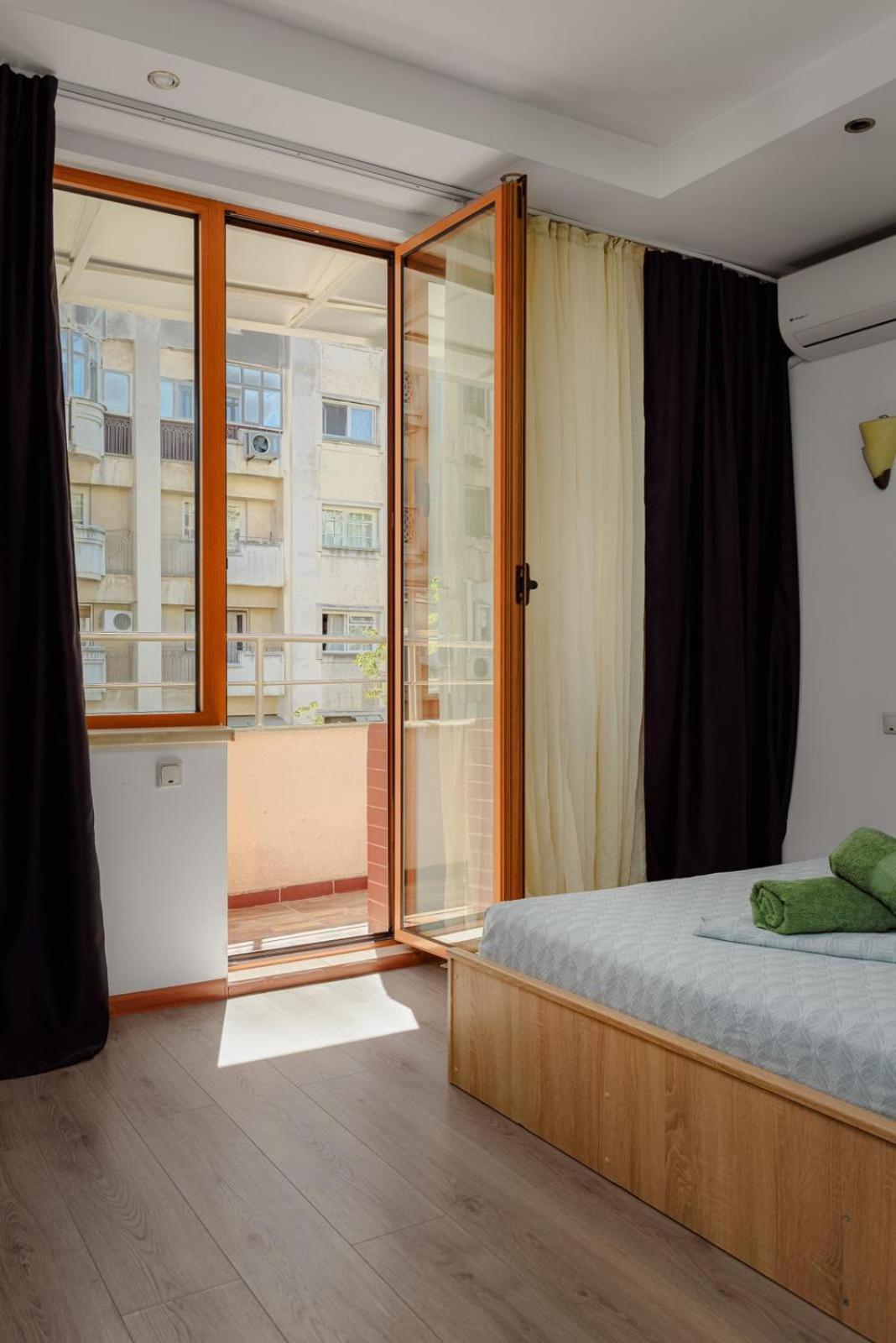Heart Of Downtown 3 Rooms Apartment Self Check In Bucarest Esterno foto