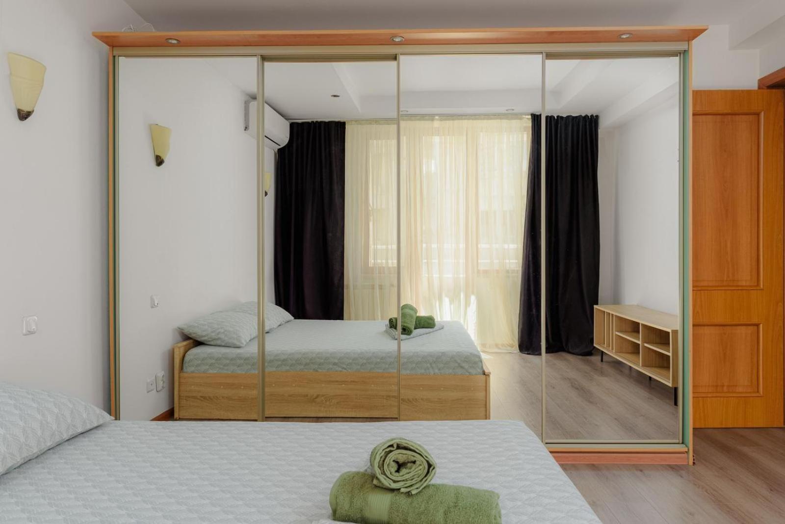 Heart Of Downtown 3 Rooms Apartment Self Check In Bucarest Esterno foto