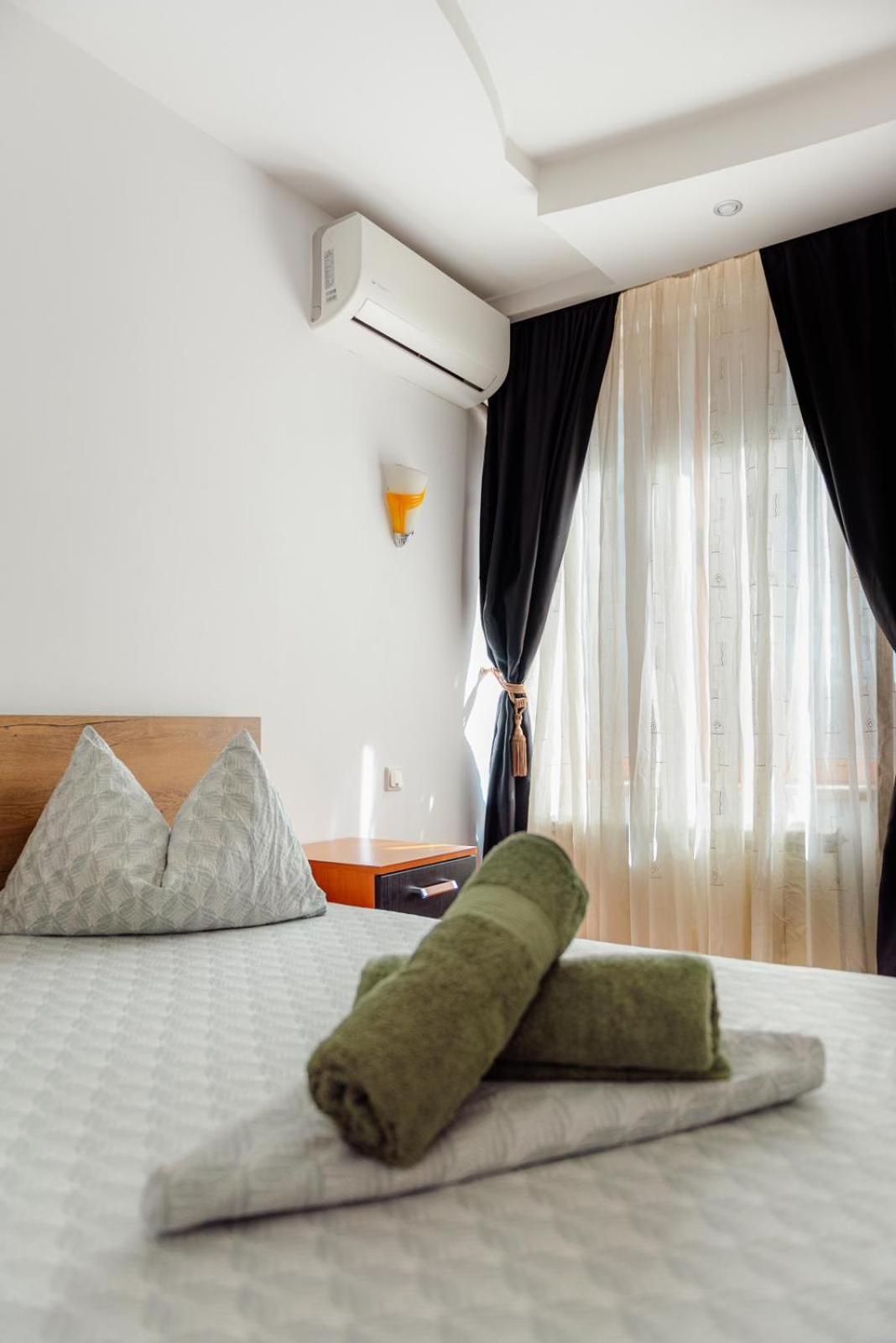 Heart Of Downtown 3 Rooms Apartment Self Check In Bucarest Esterno foto